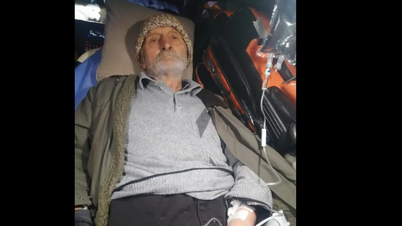 Kar köy yolunu kapattı, sınır protokolüyle Gürcistan üzerinden hastaneye ulaştırıldı