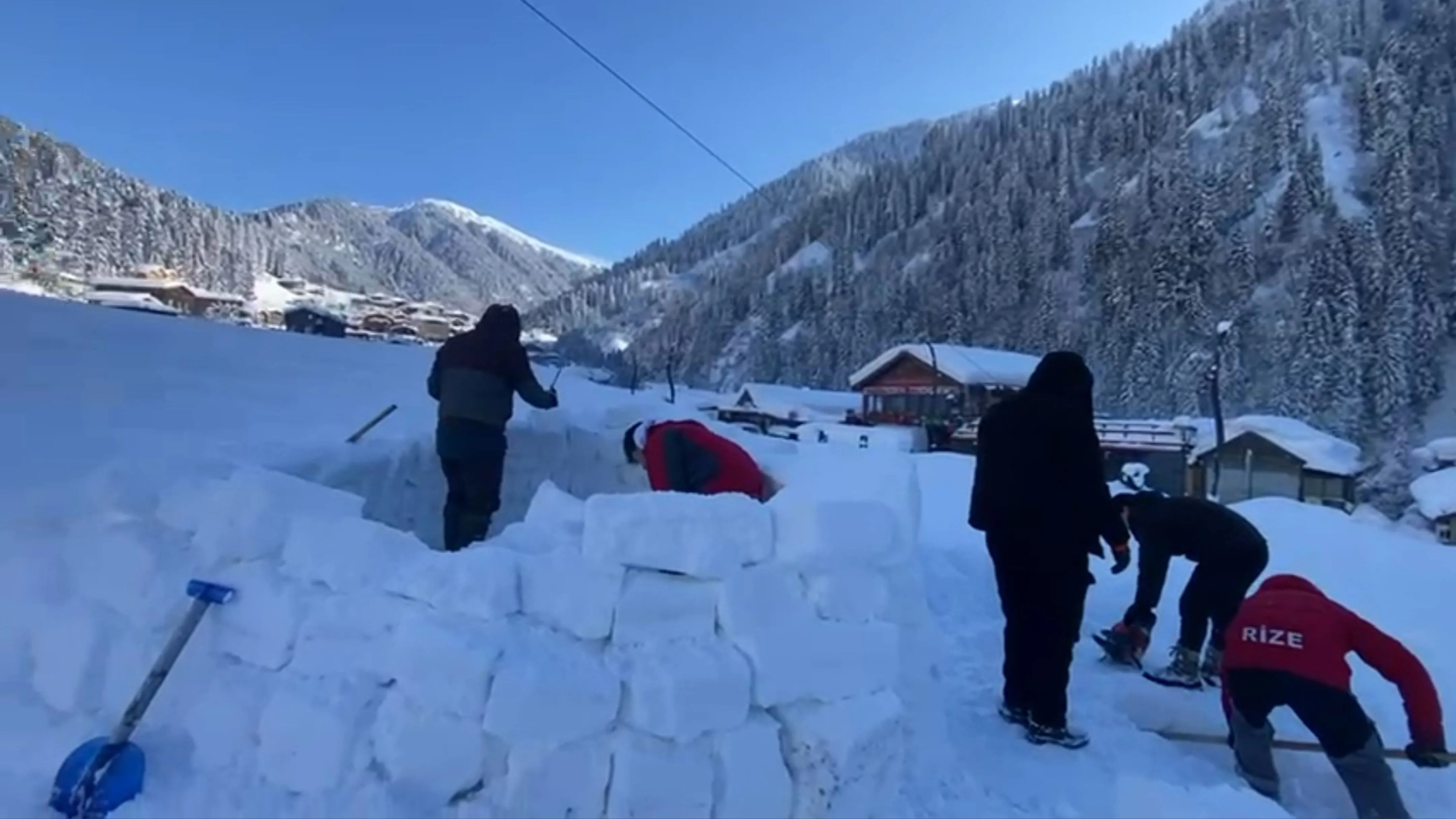 Ayder Yaylası'na yapılan ‘iglolar’ ilgi çekiyor