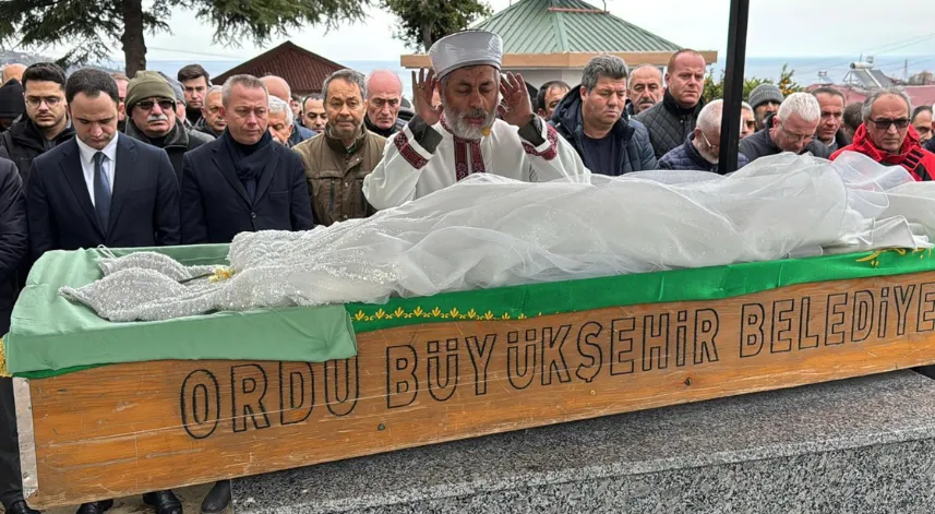 Kazada hayatını kaybeden Mina, son yolculuğuna gelinliği ile uğurlandı