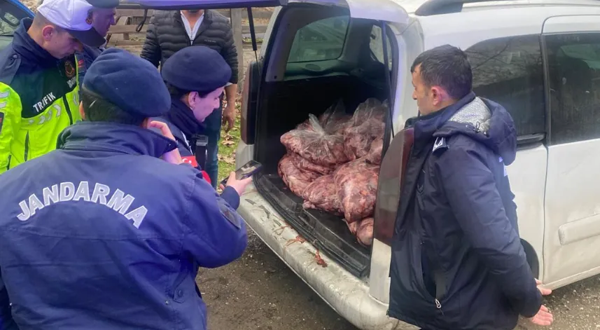 Hafif ticari araçta 450 kilo bozuk et ele geçirildi