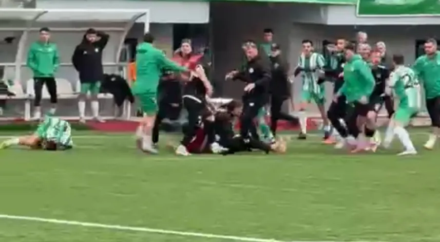 3 kırmızı kartın çıktığı Rize'deki amatör maçta ortalık karıştı