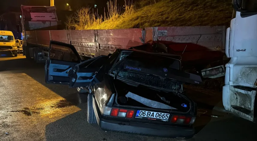 Otomobil, park halindeki TIR'a çarptı: 1’i ağır, 2 yaralı