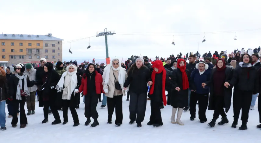 Samsun'da düzenlenen festivalde 1 ton hamsi ikram edildi