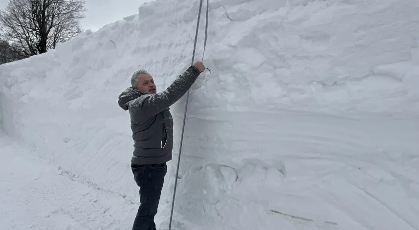 Ordu'da yer yer insan boyunu aşan karla mücadele sürüyor