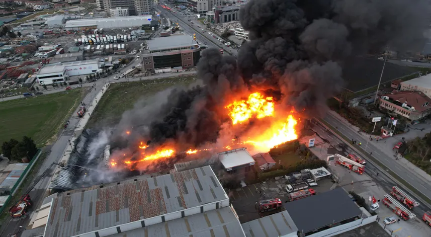 Büyükçekmece’de plastik kasa üretimi yapan fabrika alev alev yanıyor