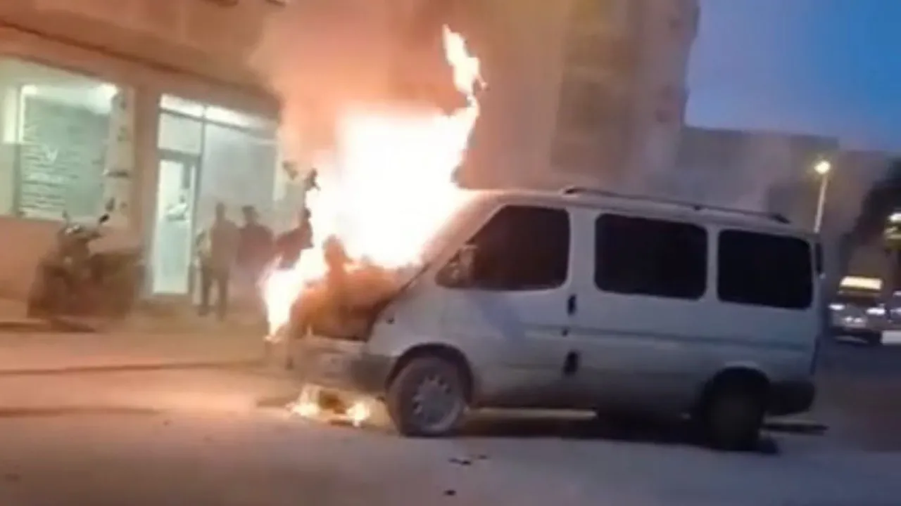 Park halindeyken motor kısmından alev alan minibüs yandı