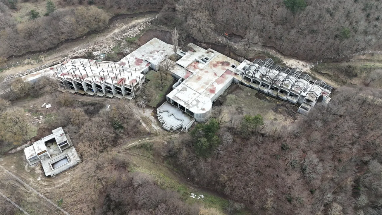 78 kişinin öldüğü otelin sahibinin, yangın öncesi inşasına başladığı otelde ruhsata aykırı yapı