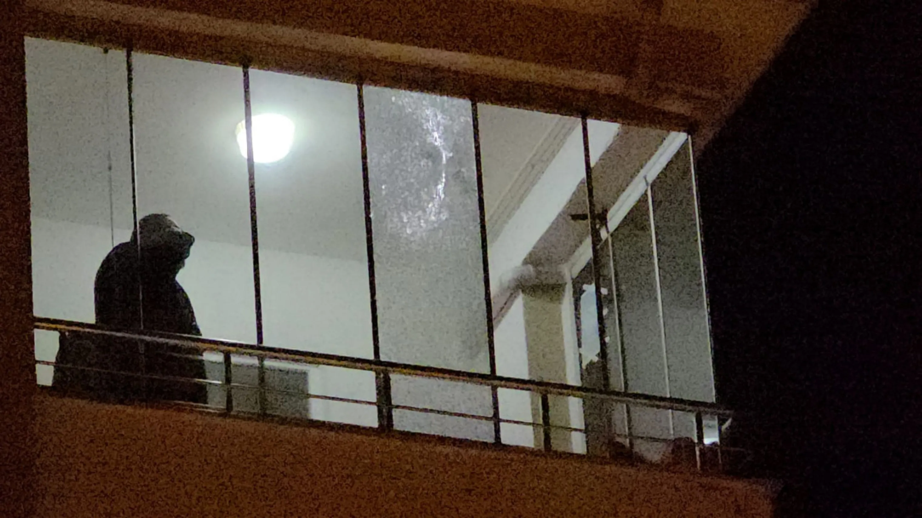 5'inci kattaki dairenin balkonuna yorgun mermi isabet etti