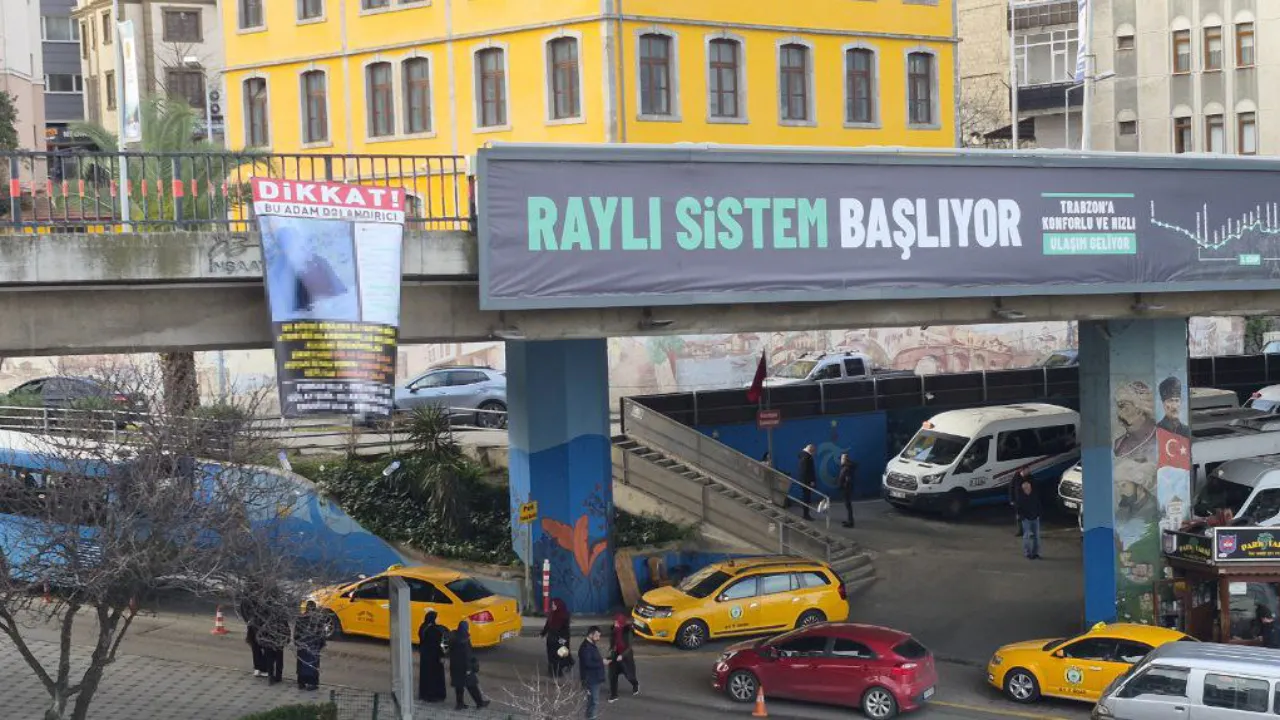 Trabzon'da Kendisini Dolandırdığını Öne Sürdüğü Kişileri Afişle Teşhir Etti