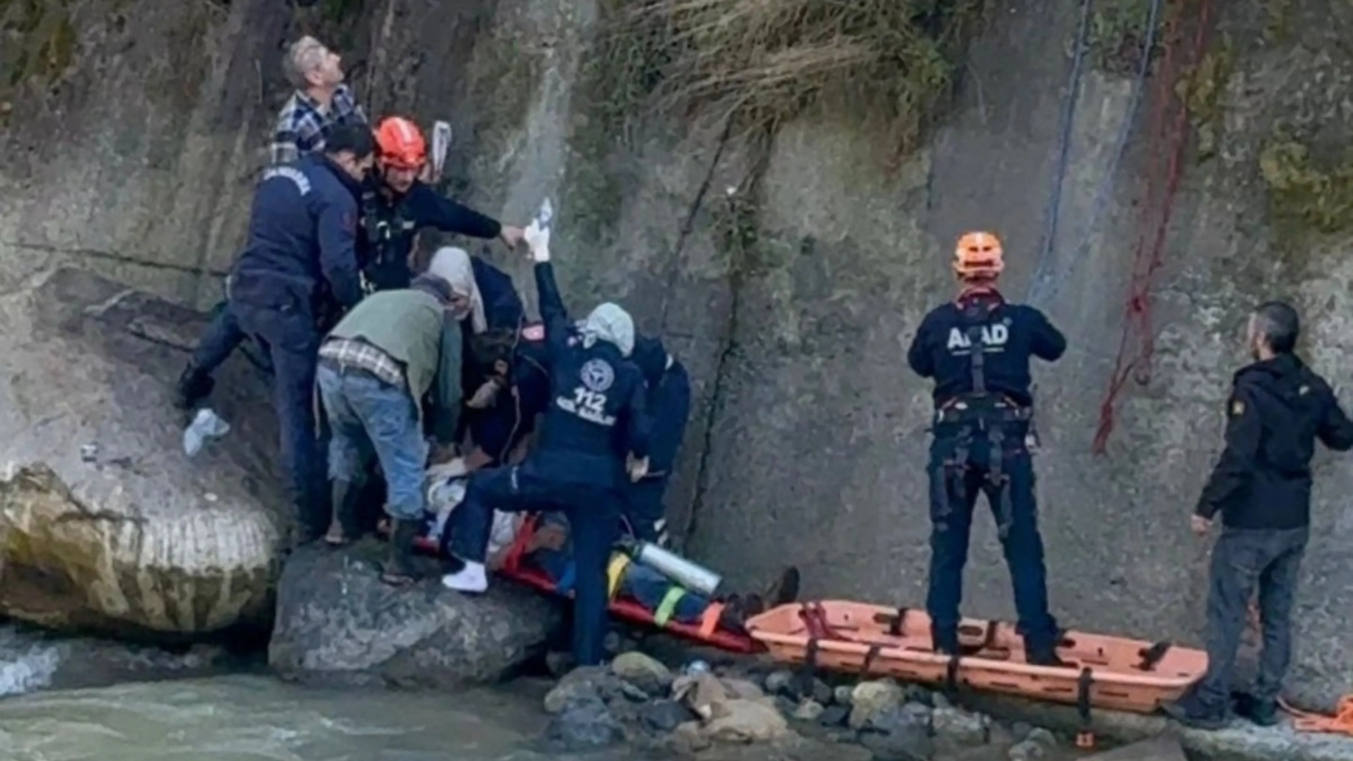 Rize'de dere yatağına düşen kişi öldü