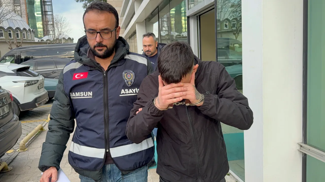 Gümüşçünün vitrin camını kırıp altın zannettiği bilezikleri çaldı