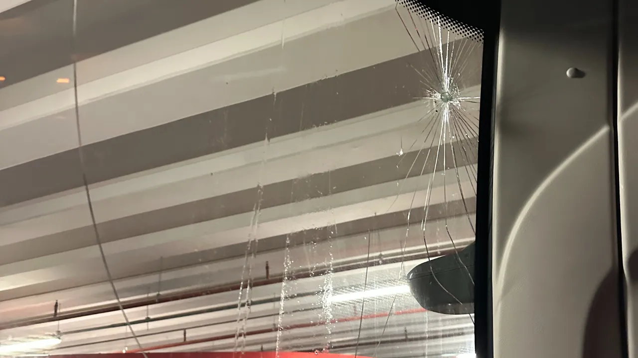 Trabzonspor takım otobüsüne Antalya’da taşlı saldırı