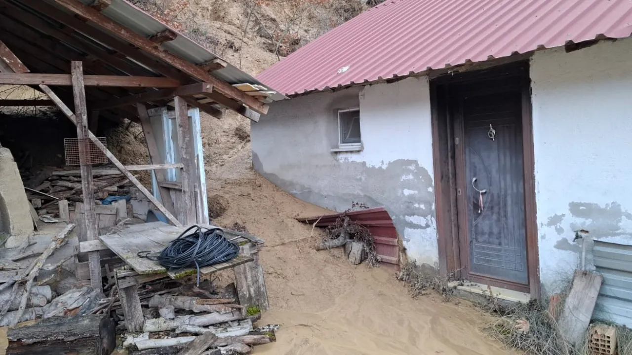 Heyelan sonrası 3 ev, tedbir amacıyla boşaltıldı