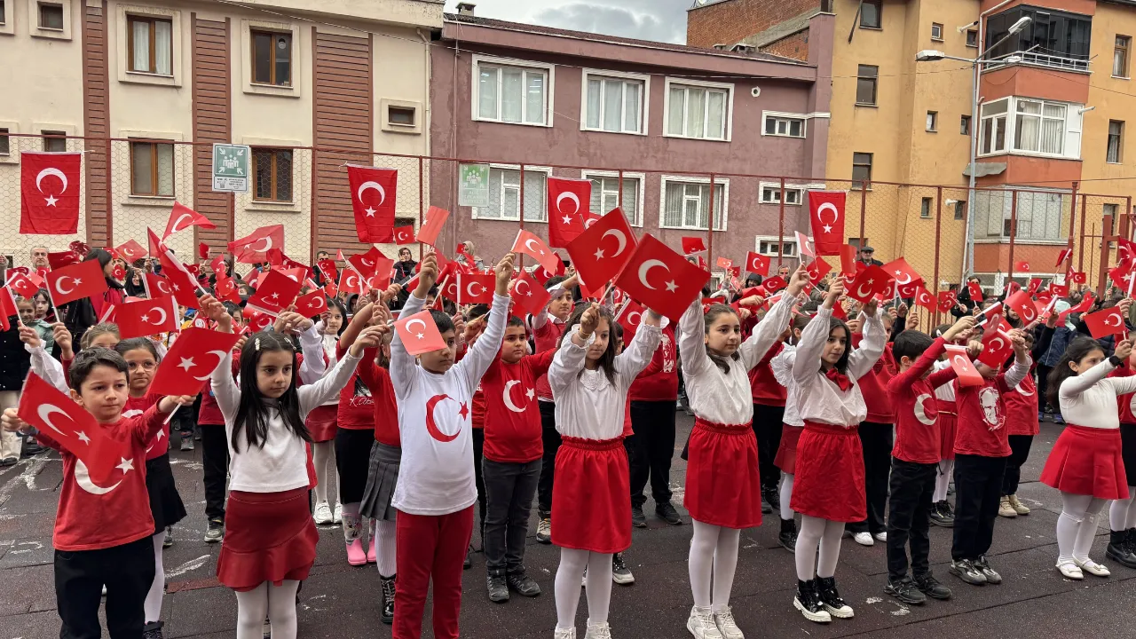 Rize’de okullarda ikinci dönem “Bayrak Sevgisi” temasıyla başladı