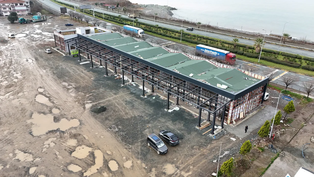 Arhavi'de otogar binasındaki çalışmalar devam ediyor