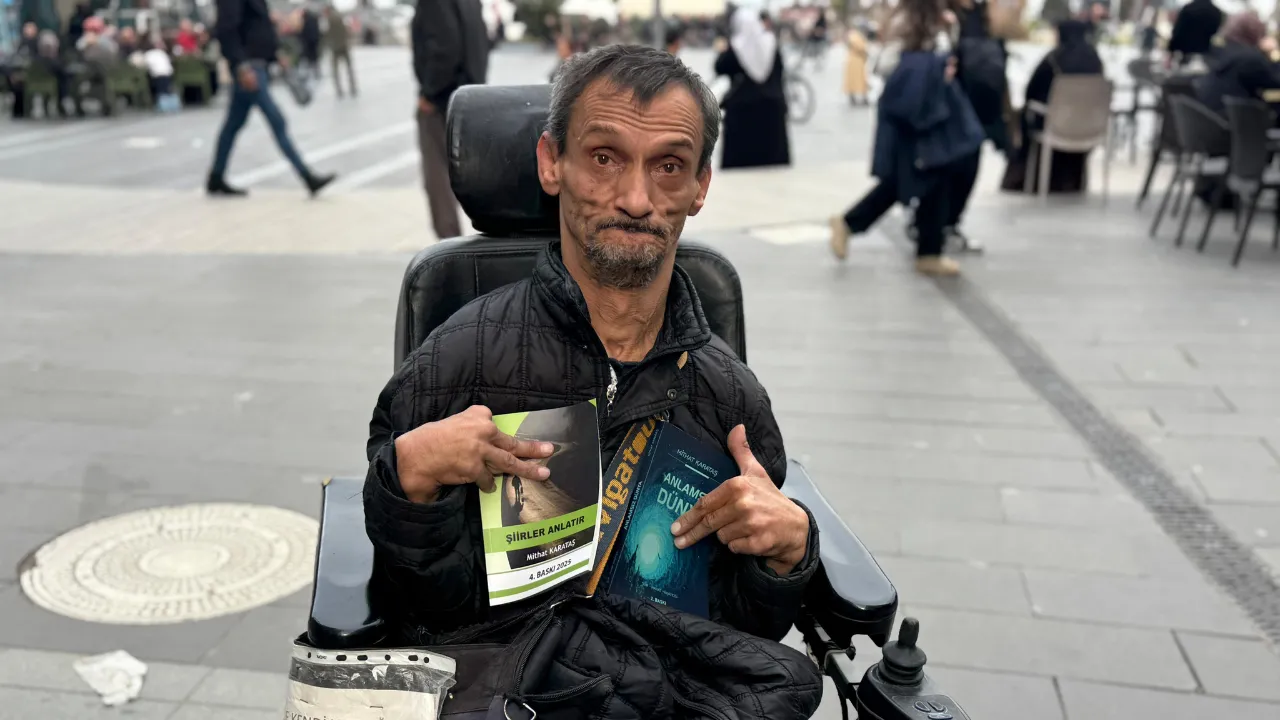 Yüzde 90 bedensel engelli, tek eliyle 3 kitap yazdı