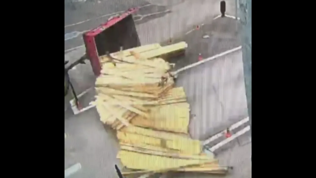 Tünel çıkışında traktörün kalas yüklü römorku devrildi; o anlar kamerada