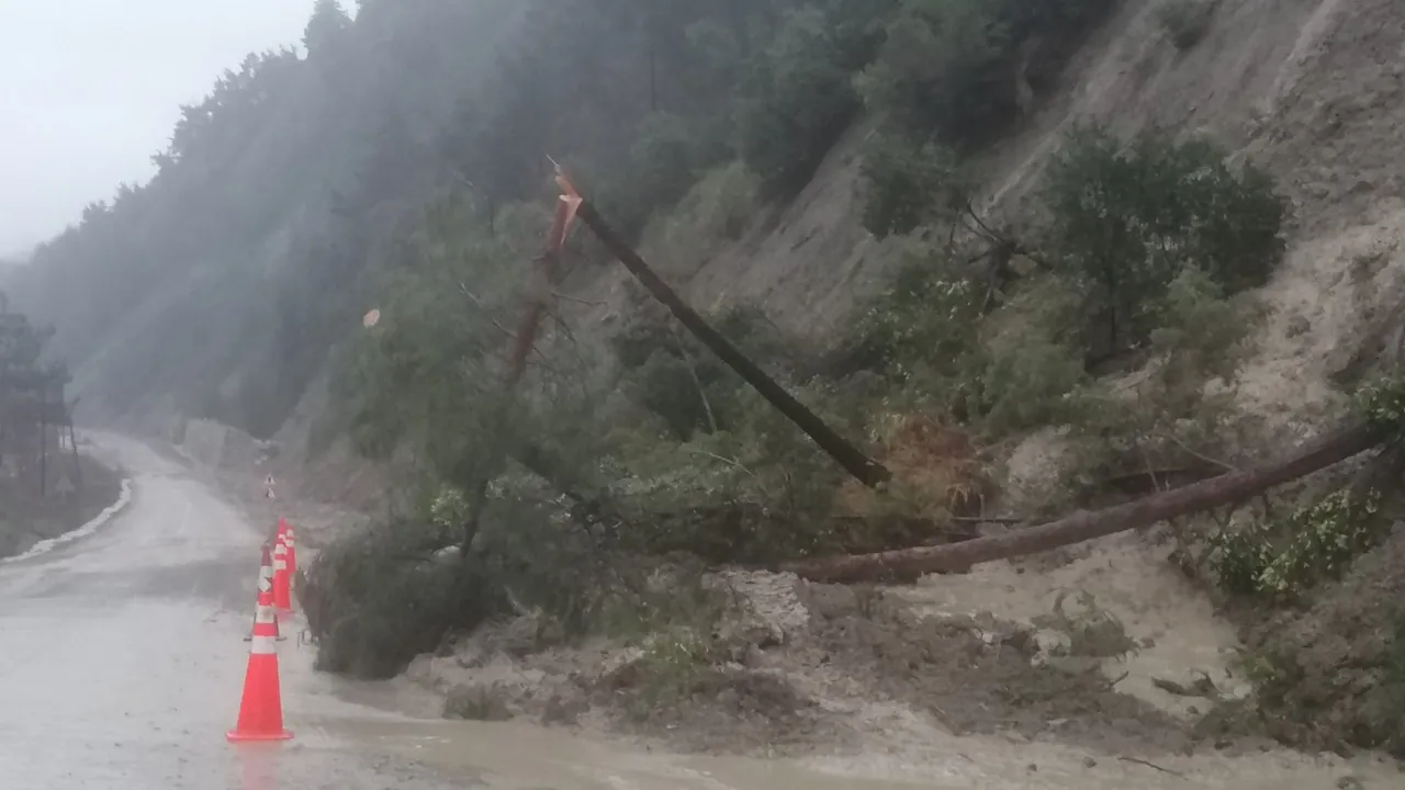 Çatalzeytin-İnebolu kara yolunda heyelan