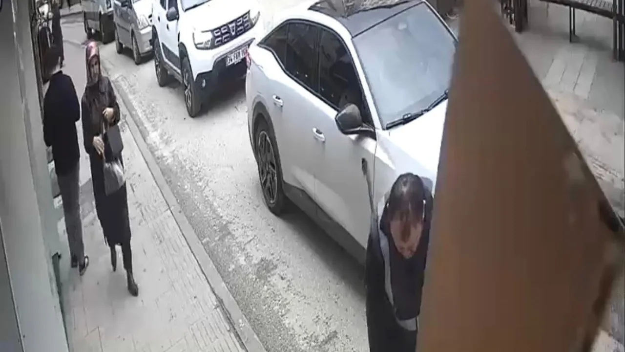 Reklam tabelası şiddetli rüzgarda temizlik işçisinin başına düştü; o anlar kamerada