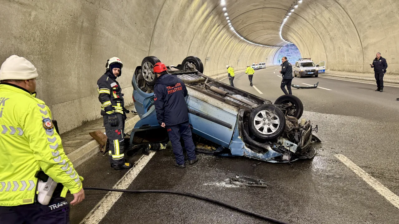 Trabzon'da devrildikten sonra yanan otomobilin sürücüsü yaralandı