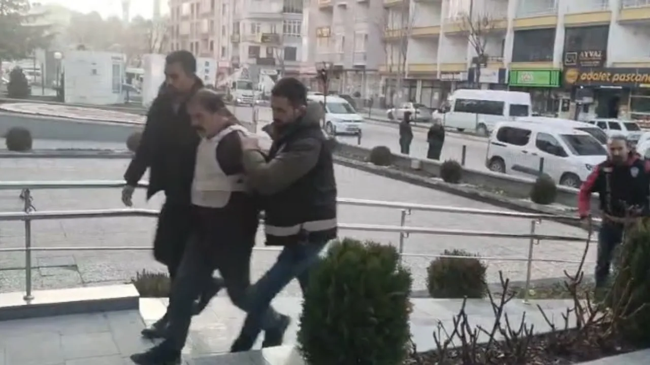 Komşusunu öldürüp 6 parçaya ayıran şüpheli adliyede