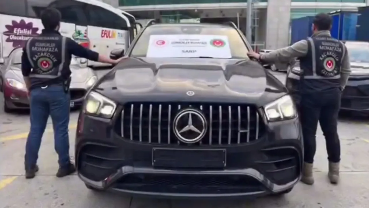 Gümrükten usulsüz geçirilen 65 lüks araca el konuldu: 22 gözaltı