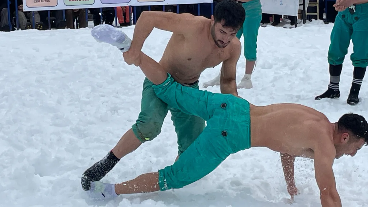 Kar üstünde Karakucak Güreşi heyecanı başladı