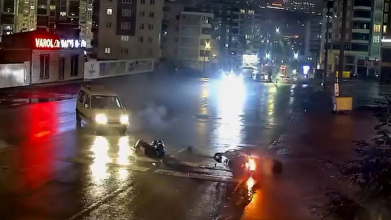 Kurye ile hafif ticari aracın çarpıştığı kaza kamerada; 1 yaralı