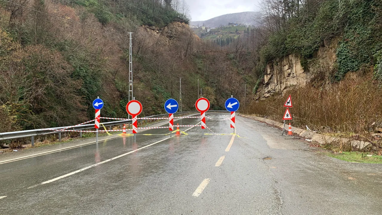 Rize'de Kapalı köy yolunda heyelan temizliği