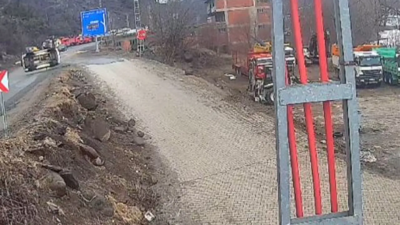Taklalar atıp devrilen otomobilin sürücüsü yaralandı