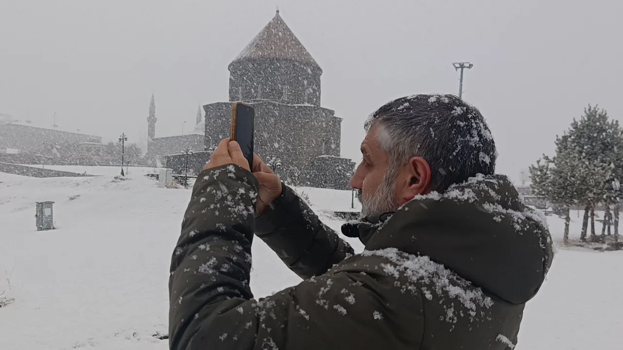 Meteoroloji uyarmıştı: Kars’ta yoğun kar yağışı başladı