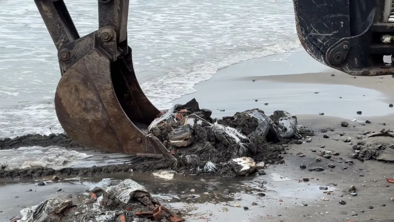 Samsun'da denize atılan çuvallar dolusu inşaat atığı temizlendi, inceleme başlatıldı