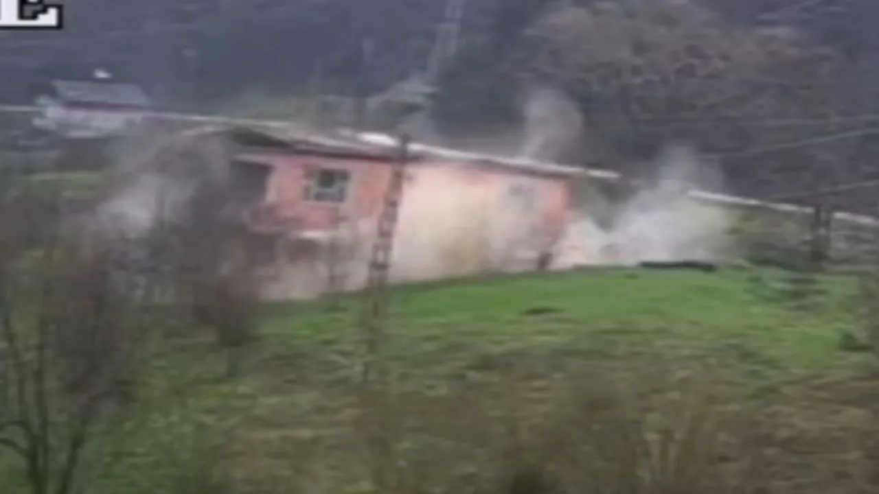 Kastamonu'da heyelan nedeniyle 2 katlı ev çöktü; o anlar kamerada