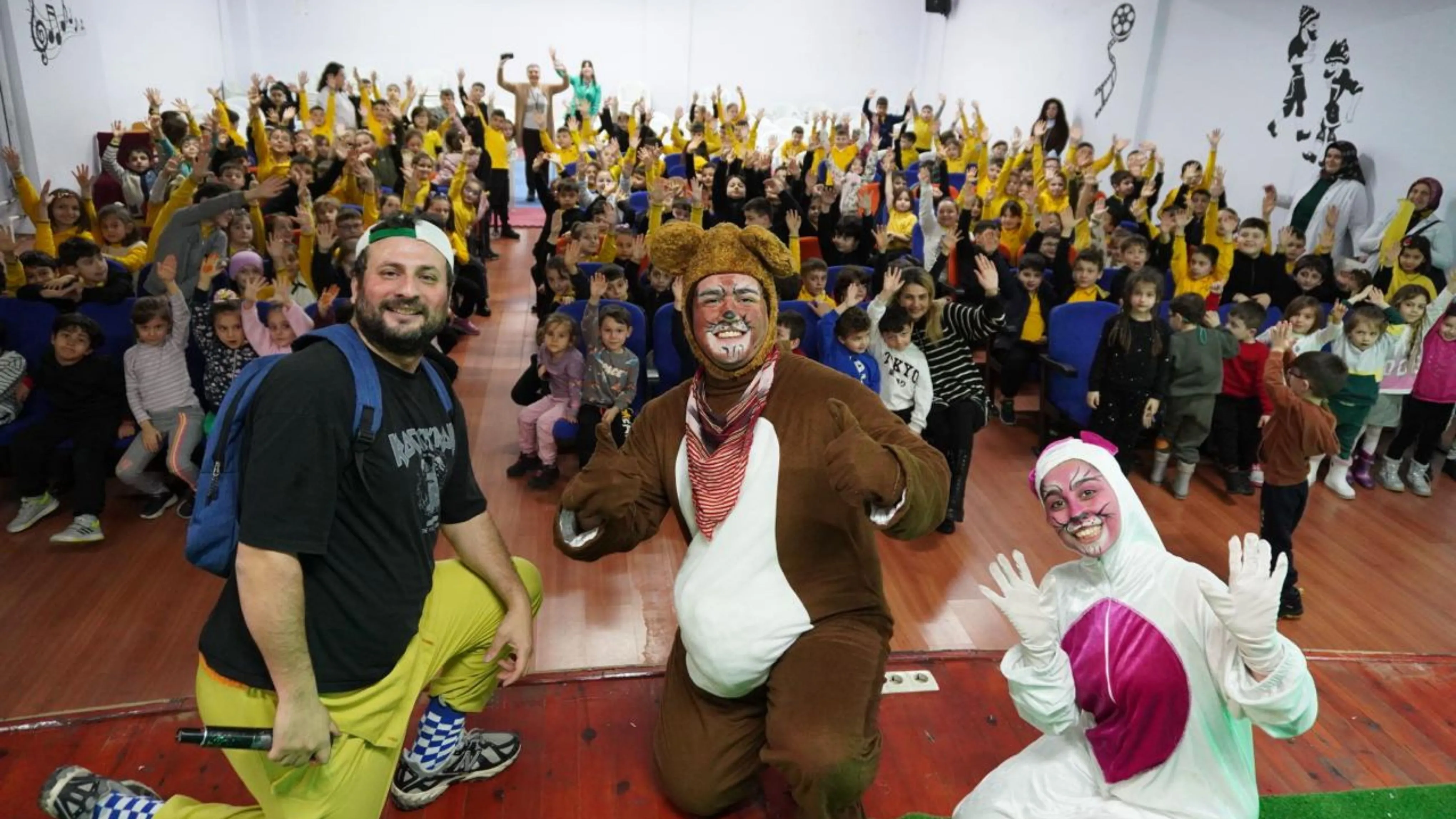 Sıfır atık bilinci tiyatro sahnesinde miniklerle buluştu