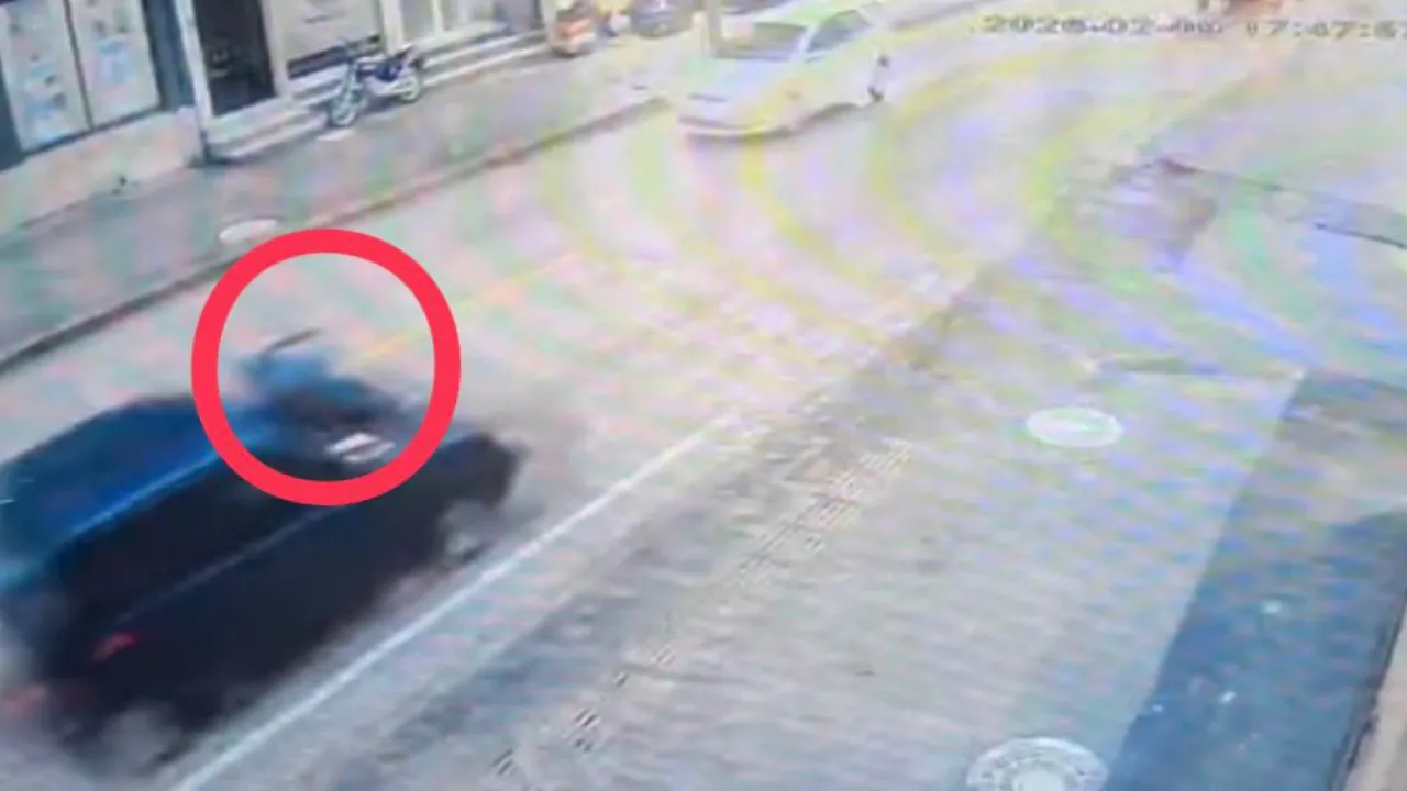 Yolun karşısına geçerken otomobilin çarptığı yaya öldü, kaza kamerada