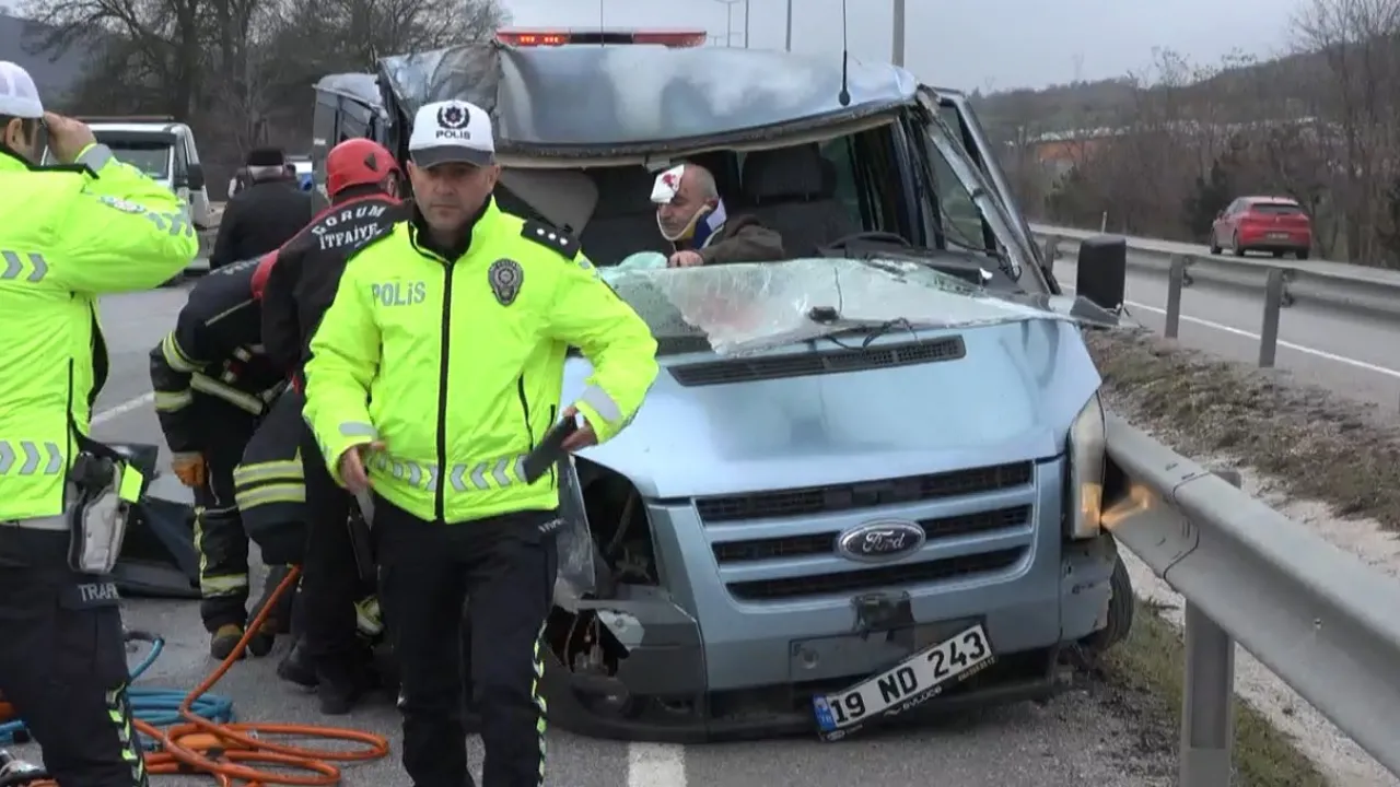 TIR'a çarpan minibüsün sürücüsü, araçtan güçlükle çıkarıldı; 3 ağır yaralı