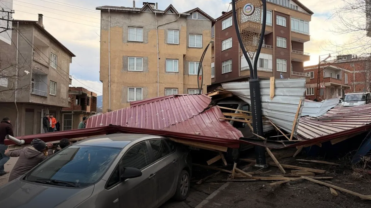 Ordu’nun yüksek kesimlerinde fırtına; 11 evin çatısı uçtu