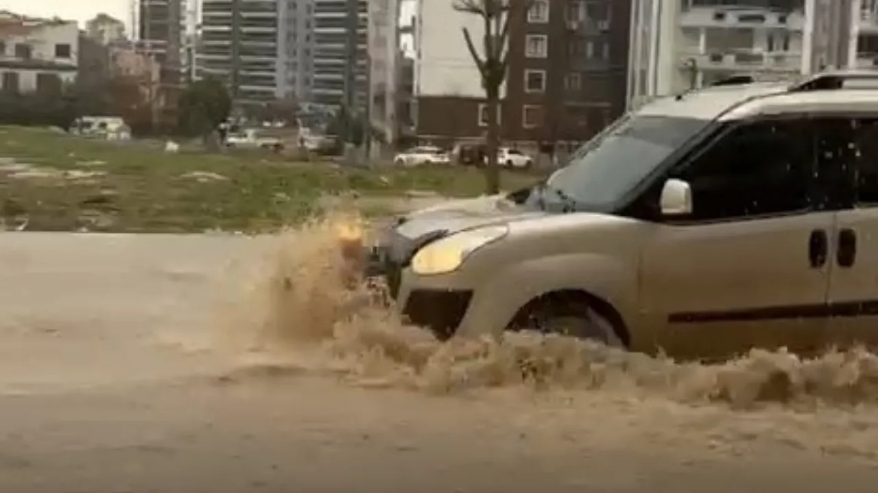 Edirne'de fırtınada yollar göle döndü, ağaç dalları kırıldı