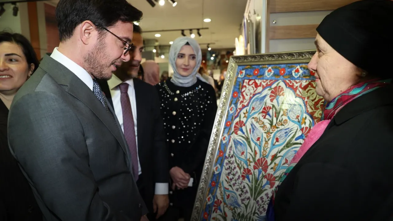 Belmek kurslarında şekillenen çiniler görücüye çıktı