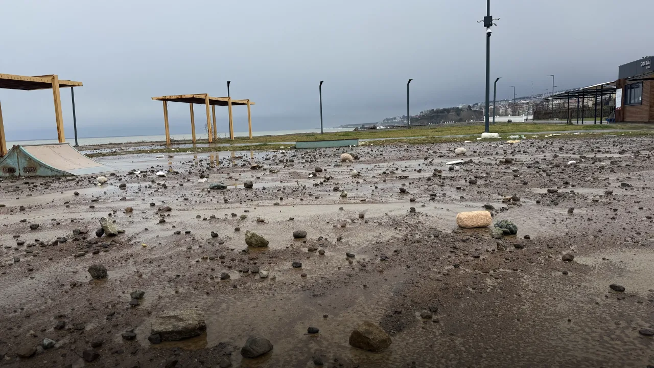 Rize ve Trabzon'da denizde fırtına etkili oldu