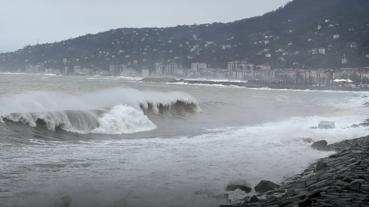 Rize'de denizde fırtına etkili oldu