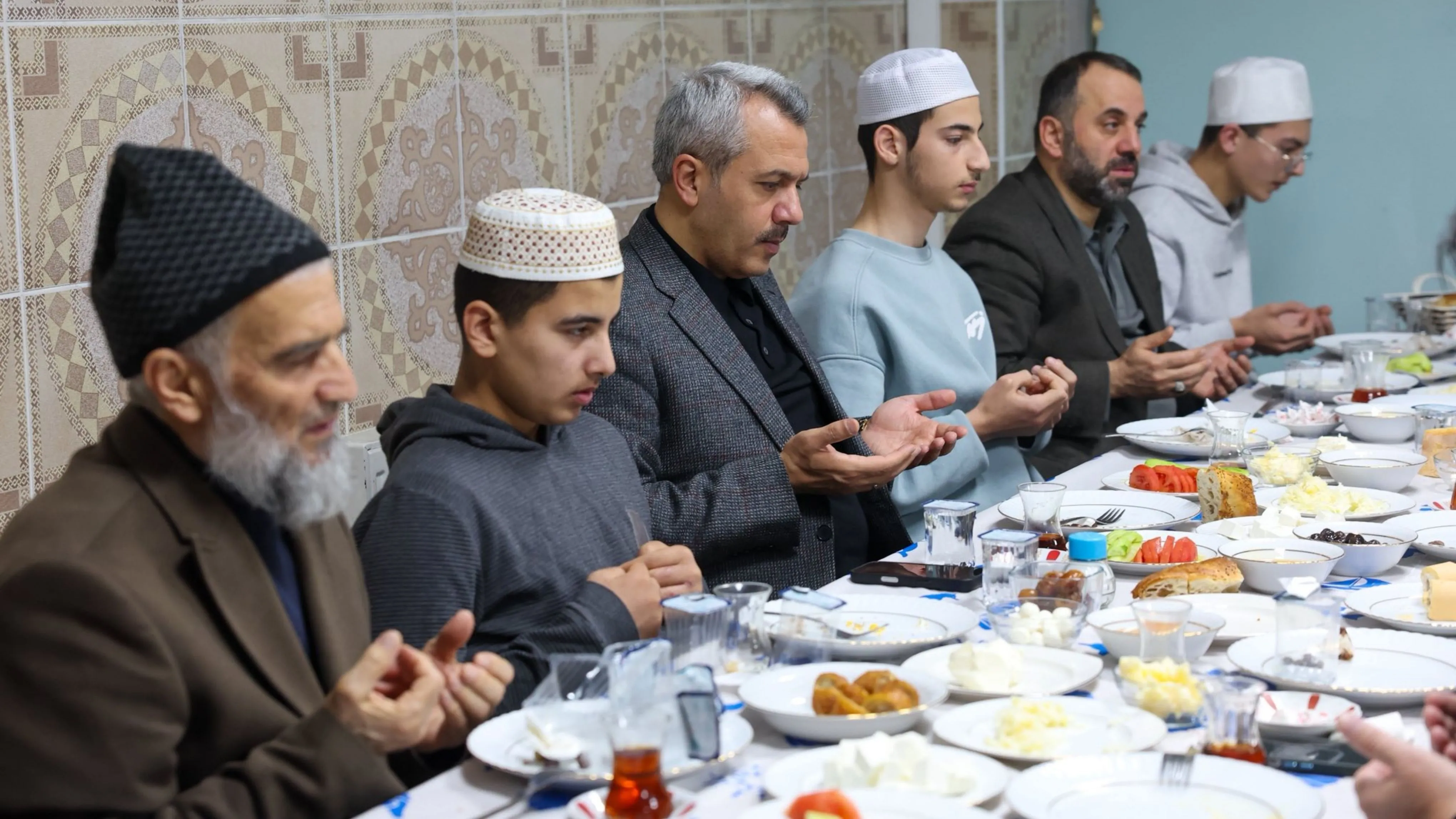 Rize Valisi İhsan Selim Baydaş sahurda Kur’an kursu öğrencileriyle buluştu