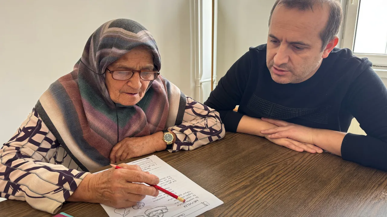 Okul hayali yarım kalınca 80 yaşından sonra okuma yazma öğrendi