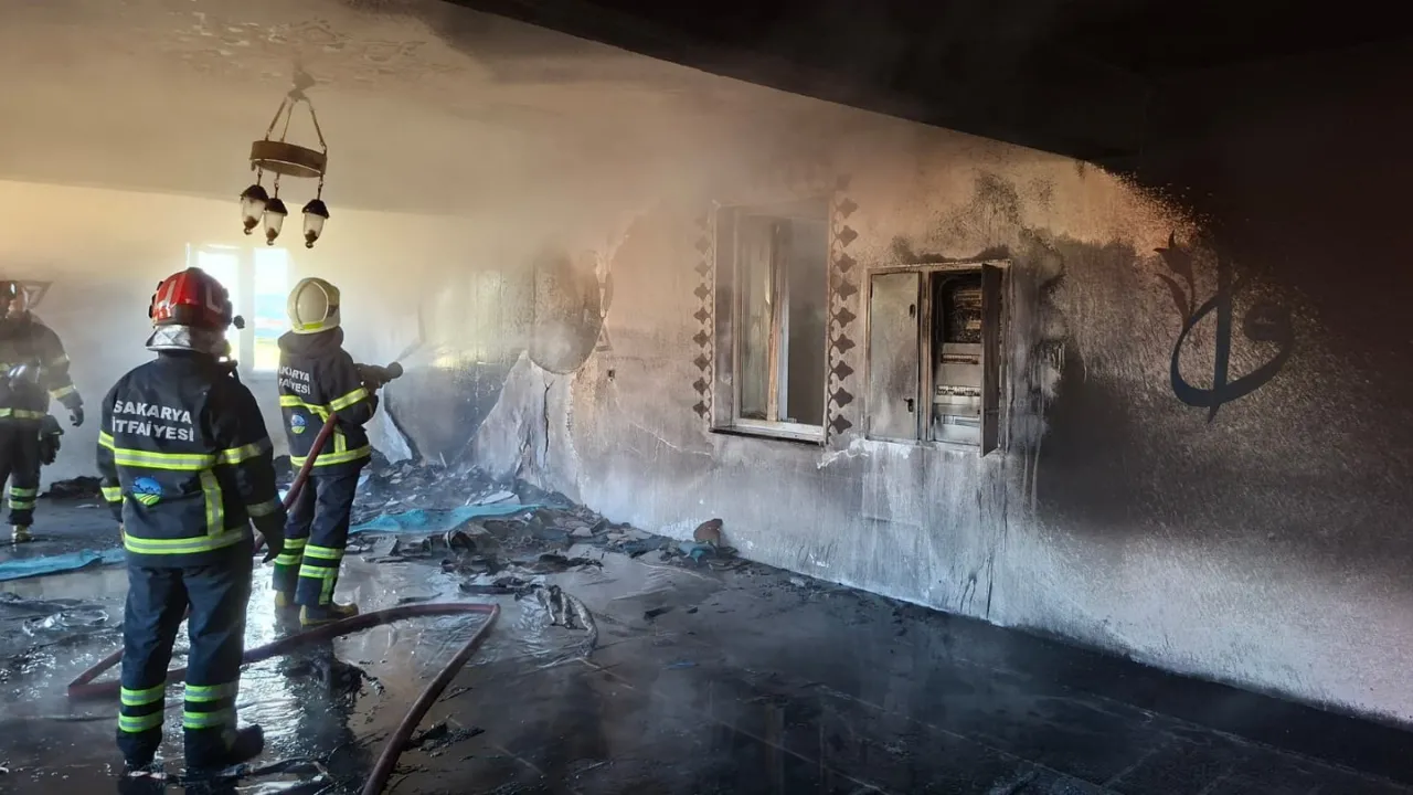 İbadete yeni açılan camide çıkan yangın söndürüldü