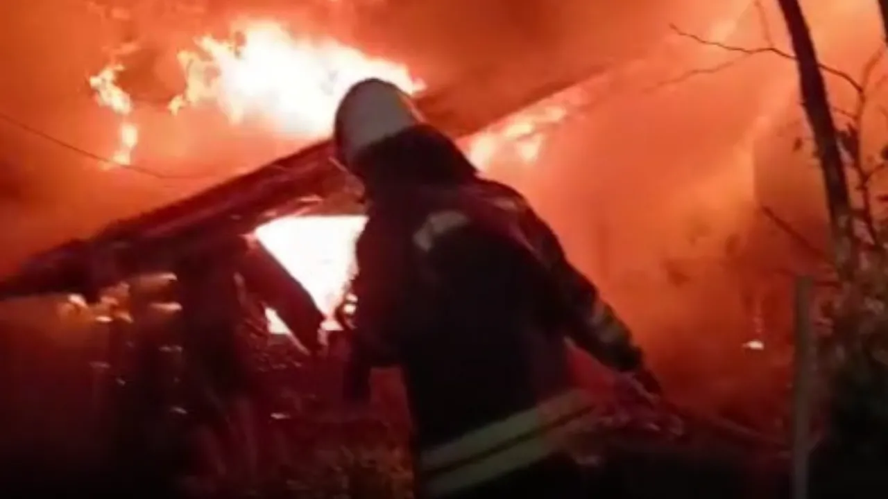 Trabzon'da İki ayrı mahallede yangın; ev ve odunluk küle döndü