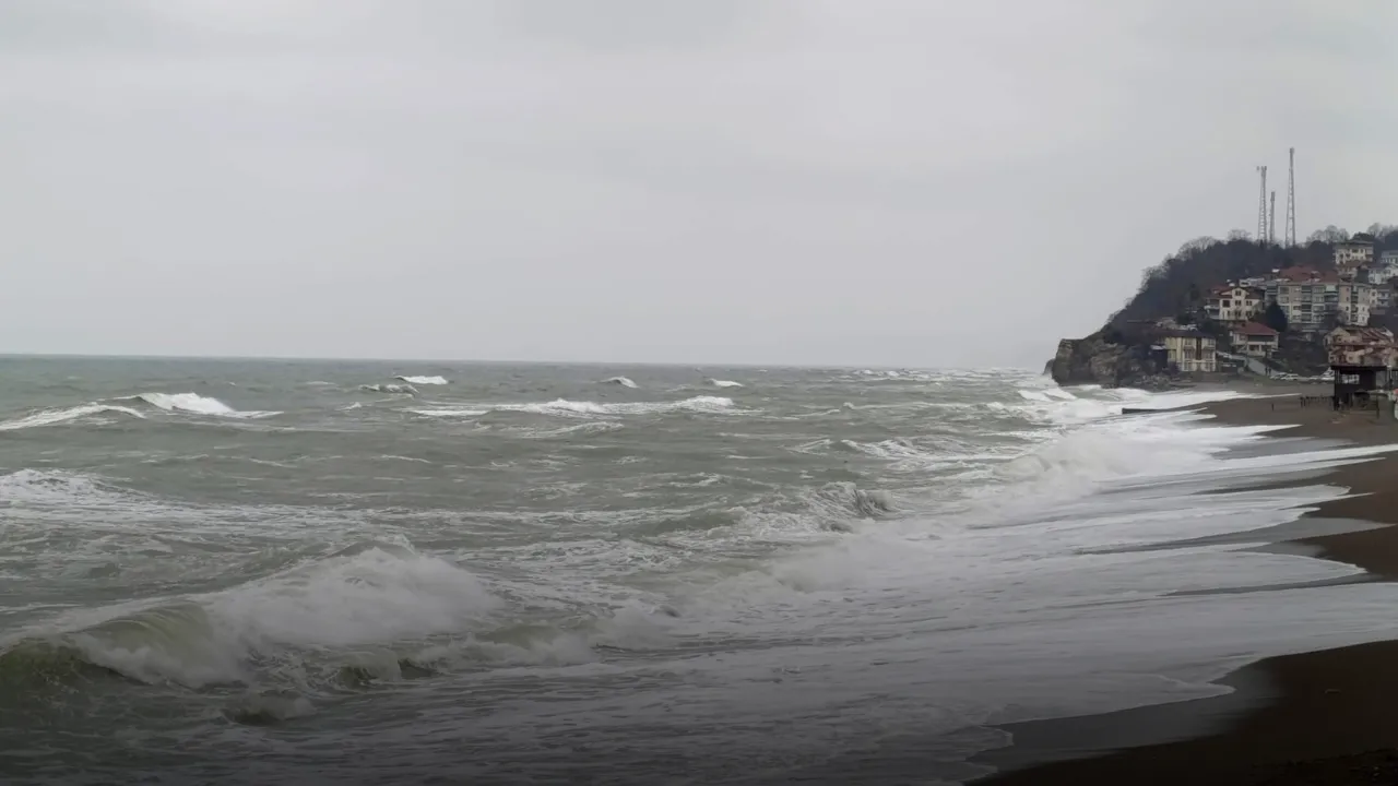 Düzce'nin Karadeniz kıyısında kuvvetli rüzgar nedeniyle dalga boyu yükseldi