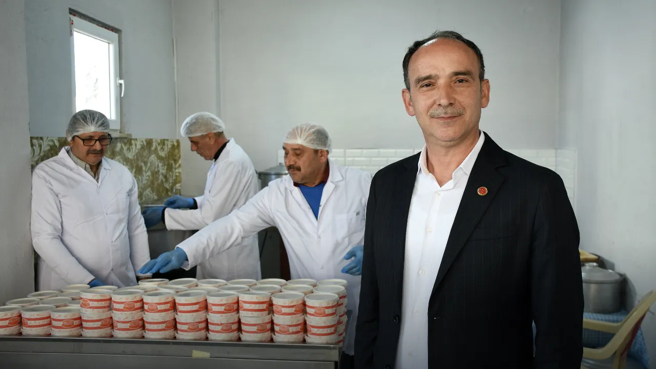 Muhtarlık ofisini yemekhaneye çeviren mahalleli yaklaşık 150 yaşlıya iftarlık hazırlıyor