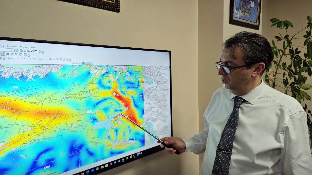 'Van hattı Kars'tan İran'a kadar deprem açısından en gergin yer