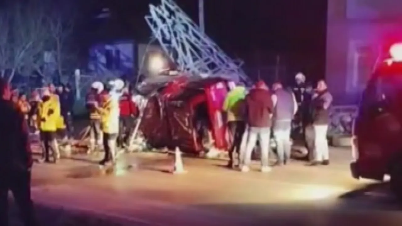 Yüksek gerilim hattı direğine çarpan kamyonetin sürücüsü ağır yaralandı