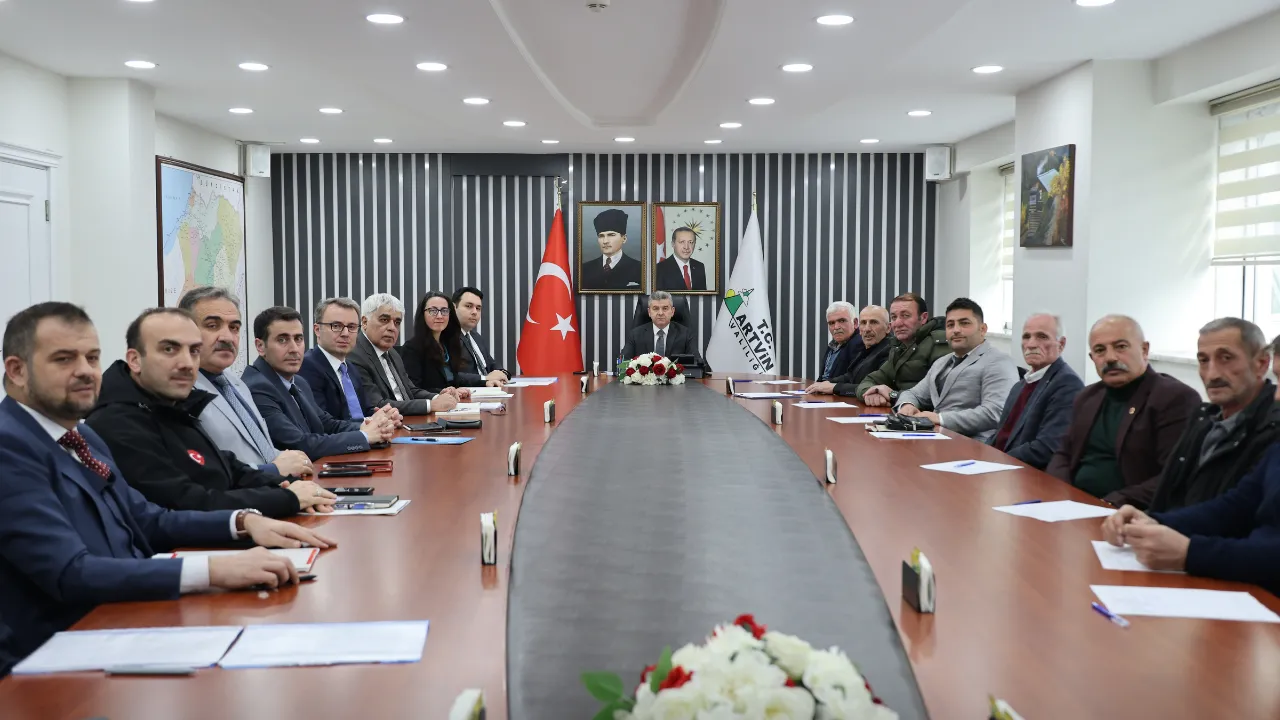 Artvin Valisi Ergün, muhtarlarla bir araya geldi